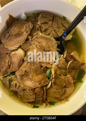 Cuisine asiatique, soupe vietnamienne pho bo dans une assiette blanche. Banque D'Images