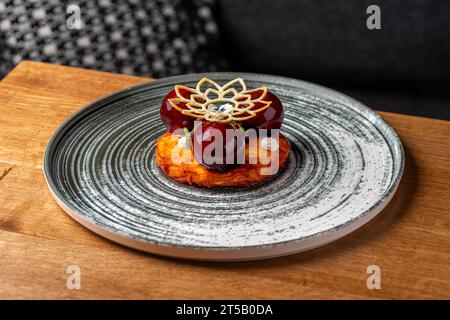 Pain de viande. Terrine. Cuisine française traditionnelle une miche de viande, pâté de foie de poulet. Délicieux. Plat servi dans un restaurant, menu concept de nourriture. Banque D'Images