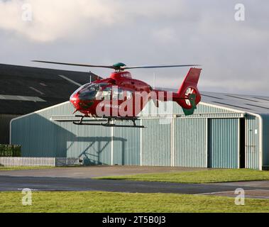 Une Air Ambulance Eurocopter EC135T2 décolle de l'aéroport de Blackpool, Squires Gate, Blackpool, Lancashire, Royaume-Uni, Europe Banque D'Images