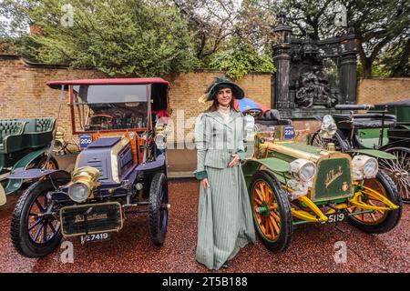 Londres, Royaume-Uni. 04 novembre 2023. Plus de 115 véhicules pionniers exposés au public en avant-première parfaite pour le dimanche de renommée mondiale RM Sotheby's London à Brighton Veteran car Run le premier concours d'élégance au monde pour les machines d'avant 1905 sera centré sur Marlborough Road, à côté du St James's Palace, à côté du Mall. Crédit : Paul Quezada-Neiman/Alamy Live News Banque D'Images