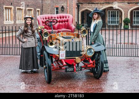 Londres, Royaume-Uni. 04 novembre 2023. Plus de 115 véhicules pionniers exposés au public en avant-première parfaite pour le dimanche de renommée mondiale RM Sotheby's London à Brighton Veteran car Run le premier concours d'élégance au monde pour les machines d'avant 1905 sera centré sur Marlborough Road, à côté du St James's Palace, à côté du Mall. Crédit : Paul Quezada-Neiman/Alamy Live News Banque D'Images