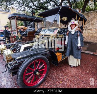 Londres, Royaume-Uni. 04 novembre 2023. Plus de 115 véhicules pionniers exposés au public en avant-première parfaite pour le dimanche de renommée mondiale RM Sotheby's London à Brighton Veteran car Run le premier concours d'élégance au monde pour les machines d'avant 1905 sera centré sur Marlborough Road, à côté du St James's Palace, à côté du Mall. Crédit : Paul Quezada-Neiman/Alamy Live News Banque D'Images