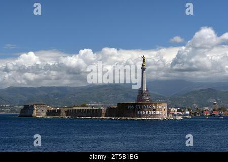 madoninna ; statue dorée de la vierge marie ; détroits de messine ; eaux de garde ; au sommet de la colonne octogonale de 60m de haut ; madonna della lettera ; saint patron de la ville ; ce Banque D'Images