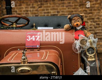 Londres, Royaume-Uni. 04 novembre 2023. Plus de 115 véhicules pionniers exposés au public en avant-première parfaite pour le dimanche de renommée mondiale RM Sotheby's London à Brighton Veteran car Run le premier concours d'élégance au monde pour les machines d'avant 1905 sera centré sur Marlborough Road, à côté du St James's Palace, à côté du Mall. Crédit : Paul Quezada-Neiman/Alamy Live News Banque D'Images