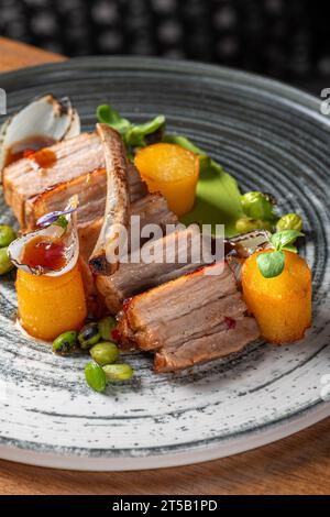 Côtes de porc avec purée de haricots Edamame et sauce salsa. Photographie culinaire. Nourriture saine, gros plan. Servir de la nourriture dans un restaurant Banque D'Images