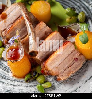 Côtes de porc avec purée de haricots Edamame et sauce salsa. Photographie culinaire. Nourriture saine, gros plan. Servir de la nourriture dans un restaurant Banque D'Images