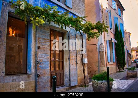 Village de Lourmarin dans la campagne du Luberon, Vaucluse région Provence, France Banque D'Images