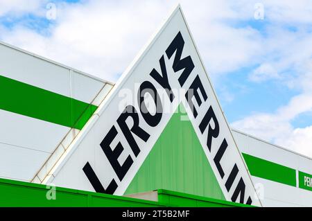 Samara, Russie - 20 mai 2023: Leroy Merlin marque contre un ciel coloré. Leroy Merlin est un détaillant français d'amélioration de la maison et de jardinage Banque D'Images