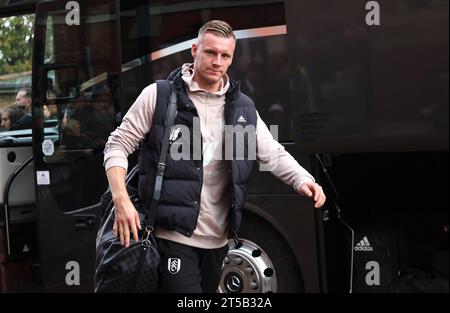 Le gardien de but de Fulham Bernd Leno arrive pour le match de Premier League à Craven Cottage, Londres. Date de la photo : Samedi 4 novembre 2023. Banque D'Images