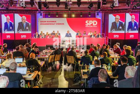 Mayence, Allemagne. 04 novembre 2023. Roger Lewentz (SPD), président de son parti, prononce son discours de candidature. Lors de la conférence des partis du SPD de Rhénanie-Palatinat dans l'"Alte Lokhalle", l'accent est mis sur l'élection d'un nouveau comité exécutif. Le président de l'État en exercice se présente à nouveau aux élections. Crédit : Andreas Arnold/dpa/Alamy Live News Banque D'Images