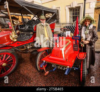 Londres Royaume-Uni 04 novembre 2023 plus de 115 véhicules pionniers exposés au public en avant-première parfaite pour le dimanche de renommée mondiale RM Sotheby’s London to Brighton Veteran car Run le premier concours d’élégance au monde pour les machines d’avant 1905 sera centré sur Marlborough Road à côté du St James’s Palace, adjacent au Mall. Paul Quezada-Neiman/Alamy Live News Banque D'Images