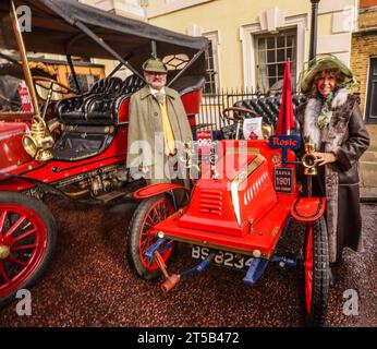 Londres Royaume-Uni 04 novembre 2023 plus de 115 véhicules pionniers exposés au public en avant-première parfaite pour le dimanche de renommée mondiale RM Sotheby’s London to Brighton Veteran car Run le premier concours d’élégance au monde pour les machines d’avant 1905 sera centré sur Marlborough Road à côté du St James’s Palace, adjacent au Mall. Paul Quezada-Neiman/Alamy Live News Banque D'Images