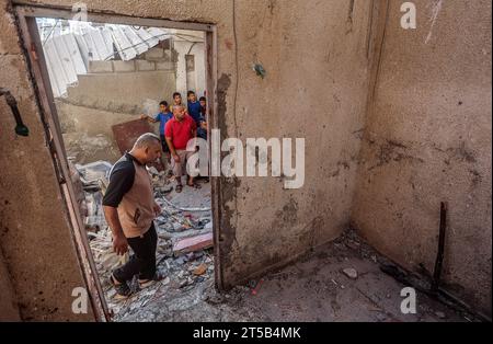 Gaza, Palestine. 03 novembre 2023. Un palestinien marche devant une maison détruite touchée par un avion israélien à Khan Yunis. Des milliers de civils, Palestiniens et Israéliens, sont morts depuis le 7 octobre 2023, après que des militants palestiniens du Hamas basés dans la bande de Gaza sont entrés dans le sud d’Israël dans une attaque sans précédent déclenchant une guerre déclarée par Israël au Hamas avec des bombardements de représailles sur Gaza. Crédit : SOPA Images Limited/Alamy Live News Banque D'Images