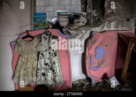 Gaza, Palestine. 03 novembre 2023. Des robes d’enfants sont accrochées au mur d’une pièce dans une maison bombardée par des avions israéliens dans la ville de Khan Yunis. Des milliers de civils, Palestiniens et Israéliens, sont morts depuis le 7 octobre 2023, après que des militants palestiniens du Hamas basés dans la bande de Gaza sont entrés dans le sud d’Israël dans une attaque sans précédent déclenchant une guerre déclarée par Israël au Hamas avec des bombardements de représailles sur Gaza. Crédit : SOPA Images Limited/Alamy Live News Banque D'Images