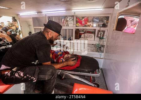 Gaza, Palestine. 03 novembre 2023. NOTE DE L'ÉDITEUR : l'image représente la mort un palestinien à l'intérieur d'une ambulance pleure la mort de sa fille qui a été tuée par une frappe aérienne israélienne qui a frappé une maison voisine de la leur dans la ville de Khan Yunis. Des milliers de civils, Palestiniens et Israéliens, sont morts depuis le 7 octobre 2023, après que des militants palestiniens du Hamas basés dans la bande de Gaza sont entrés dans le sud d’Israël dans une attaque sans précédent déclenchant une guerre déclarée par Israël au Hamas avec des bombardements de représailles sur Gaza. Crédit : SOPA Images Limited/Alamy Live News Banque D'Images