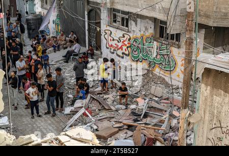 Gaza, Palestine. 03 novembre 2023. Des Palestiniens inspectent les décombres d’une maison détruite par des avions israéliens dans la ville de Khan Yunis, au sud de la bande de Gaza. Des milliers de civils, Palestiniens et Israéliens, sont morts depuis le 7 octobre 2023, après que des militants palestiniens du Hamas basés dans la bande de Gaza sont entrés dans le sud d’Israël dans une attaque sans précédent déclenchant une guerre déclarée par Israël au Hamas avec des bombardements de représailles sur Gaza. (Photo Ahmed Zakot/SOPA Images/Sipa USA) crédit : SIPA USA/Alamy Live News Banque D'Images