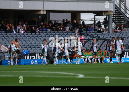 4 novembre 2023 ; Campbelltown Stadium, Sydney, NSW, Australie : a-League football, MacArthur FC contre Western United ; les joueurs de Macarthur FC et Western United marchent sur le terrain Banque D'Images