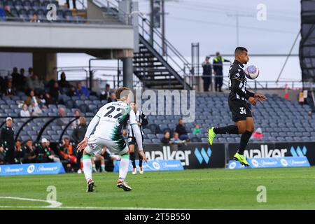 4 novembre 2023 ; Campbelltown Stadium, Sydney, NSW, Australie : a-League football, MacArthur FC contre Western United ; Ali Auglah du Macarthur FC saute pour contrôler le ballon avec sa poitrine Banque D'Images