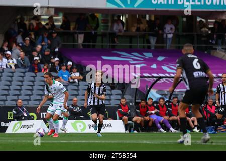 4 novembre 2023 ; Campbelltown Stadium, Sydney, NSW, Australie : a-League football, MacArthur FC contre Western United ; Lachlan Wales de Western United contrôle le ballon Banque D'Images