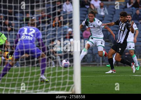 4 novembre 2023 ; Campbelltown Stadium, Sydney, NSW, Australie : a-League football, MacArthur FC contre Western United ; Lachlan Wales de Western United tire au but Banque D'Images