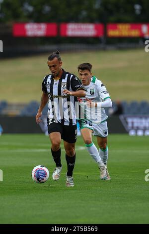 4 novembre 2023 ; Campbelltown Stadium, Sydney, NSW, Australie : a-League football, MacArthur FC contre Western United ; Clayton Lewis du Macarthur FC prend le ballon à travers le milieu de terrain Banque D'Images