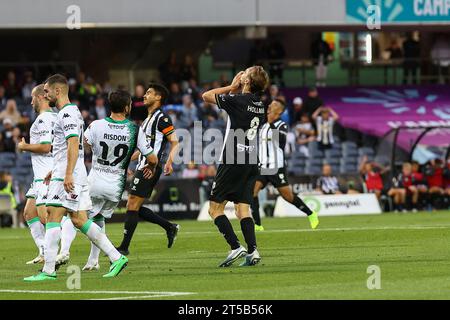 4 novembre 2023 ; Campbelltown Stadium, Sydney, NSW, Australie : a-League football, MacArthur FC contre Western United ; Jake Hollman du Macarthur FC est déçu de ne pas avoir réussi à marquer Banque D'Images