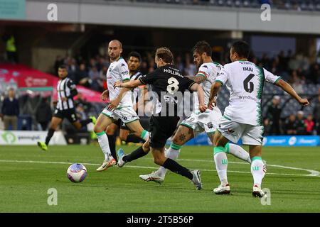 4 novembre 2023 ; Campbelltown Stadium, Sydney, NSW, Australie : a-League football, MacArthur FC contre Western United ; Jake Hollman du Macarthur FC tire au but Banque D'Images