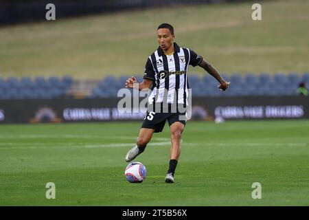 4 novembre 2023 ; Campbelltown Stadium, Sydney, NSW, Australie : a-League football, MacArthur FC contre Western United ; Kearyn Baccus du Macarthur FC contrôle le ballon Banque D'Images