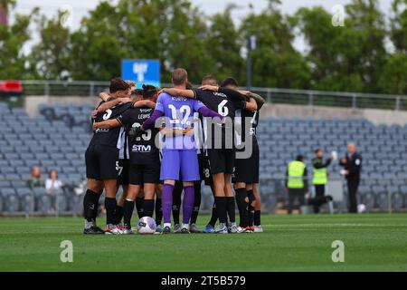 4 novembre 2023 ; Campbelltown Stadium, Sydney, NSW, Australie : a-League football, MacArthur FC contre Western United ; les joueurs du Macarthur FC se blottissent avant le match Banque D'Images