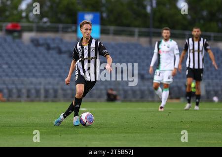 4 novembre 2023 ; Campbelltown Stadium, Sydney, NSW, Australie : a-League football, MacArthur FC contre Western United ; Jake Hollman du Macarthur FC contrôle le ballon au milieu de terrain Banque D'Images