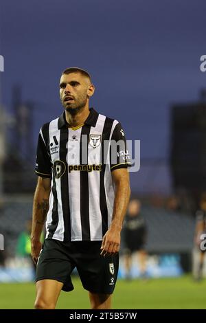 4 novembre 2023 ; Campbelltown Stadium, Sydney, NSW, Australie : a-League football, MacArthur FC contre Western United ; Tomislav USKOK du Macarthur FC marche vers les supporters après le match Banque D'Images