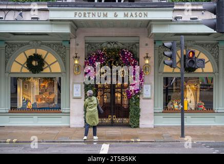 Fortnum & Mason à Piccadilly, Londres, Royaume-Uni, vitrines décorées pour Noël 2023 Banque D'Images