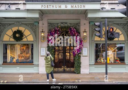 Fortnum & Mason à Piccadilly, Londres, Royaume-Uni, vitrines décorées pour Noël 2023 Banque D'Images