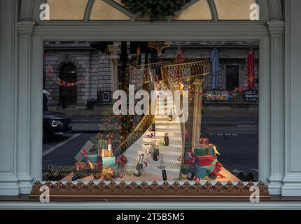 Fortnum & Mason à Piccadilly, Londres, Royaume-Uni, vitrines décorées pour Noël 2023 Banque D'Images