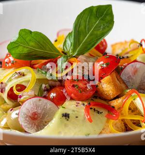 Salade de légumes d'été panzanella avec du pain rassis, des tomates colorées. Nourriture saine, gros plan. Servir de la nourriture dans un restaurant. Banque D'Images