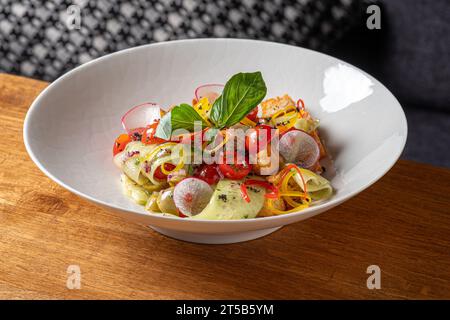 Salade de légumes d'été panzanella avec du pain rassis, des tomates colorées. Nourriture saine, gros plan. Servir de la nourriture dans un restaurant. Banque D'Images