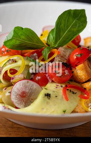 Salade de légumes d'été panzanella avec du pain rassis, des tomates colorées. Nourriture saine, gros plan. Servir de la nourriture dans un restaurant. Banque D'Images