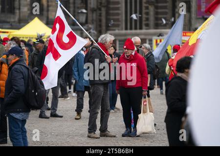 AMSTERDAM - manifestants lors d'une action du syndicat FNV (Fédération syndicale néerlandaise) et du NPB (Union de la police néerlandaise) le jour de la sécurité de subsistance. Après les prochaines élections, les syndicats veulent envoyer un signal clair aux politiciens sur la politique socio-économique souhaitée. ANP JEROEN JUMELET pays-bas Out - belgique Out Credit : ANP/Alamy Live News Banque D'Images