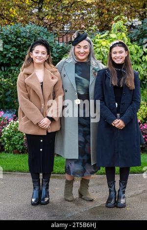 Ascot, Berkshire, Royaume-Uni. 4 novembre 2023. Les coureurs arrivent à l'hippodrome d'Ascot par un matin ensoleillé pour le Fireworks Spectacular Family Raceday. Aujourd'hui, c'est le premier rendez-vous des sauts de la saison 2023/2024. Crédit : Maureen McLean/Alamy Live News Banque D'Images