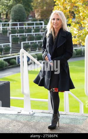 Ascot, Berkshire, Royaume-Uni. 4 novembre 2023. Les coureurs arrivent à l'hippodrome d'Ascot par un matin ensoleillé pour le Fireworks Spectacular Family Raceday. Aujourd'hui, c'est le premier rendez-vous des sauts de la saison 2023/2024. Crédit : Maureen McLean/Alamy Live News Banque D'Images