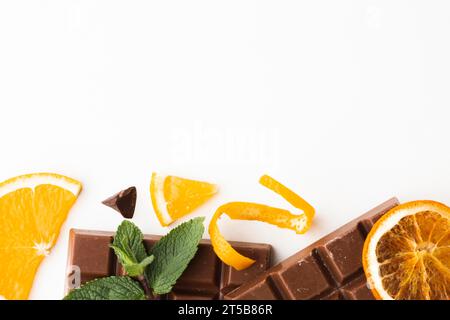 Écorces d'orange avec barre de chocolat Banque D'Images