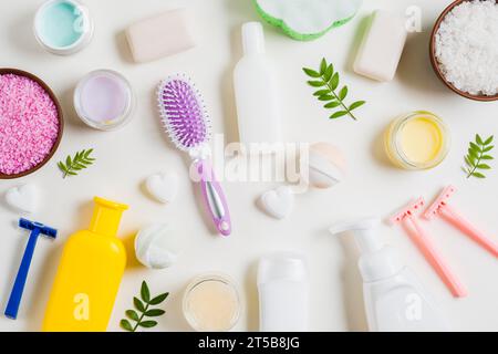 Produits cosmétiques spa avec le fond blanc de brosse à cheveux rasoir Banque D'Images