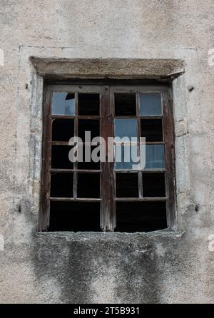 Vieille fenêtre avec des vitres cassées, France Banque D'Images