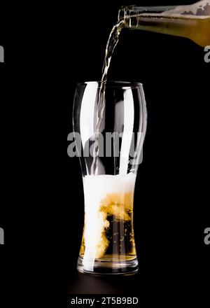 Verre à bière en cours de remplissage Banque D'Images