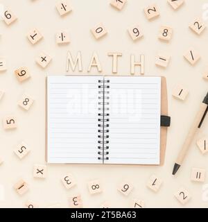 Flat lay math science scrabble numéros de tableau avec cahier Banque D'Images