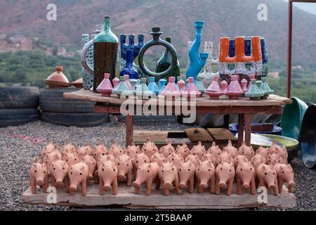 Poterie marocaine à vendre dans les montagnes de l'Atlas Maroc Banque D'Images