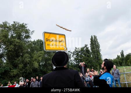 Reportage local d'un frère Rolands après avoir terminé son apprentissage à Grossniedesheim, en Allemagne Banque D'Images