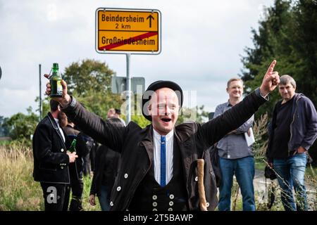 Reportage local d'un frère Rolands après avoir terminé son apprentissage à Grossniedesheim, en Allemagne Banque D'Images