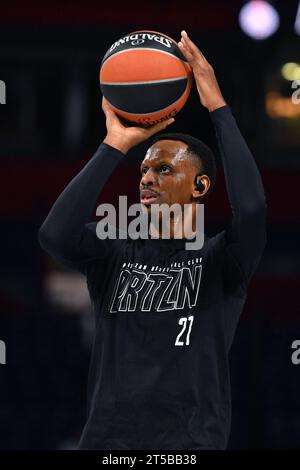 Belgrade, Serbie, 26 octobre 2023. James Nunnally du Partizan Mozzart Bet Belgrade se réchauffe lors du match 2023/2024 de Turkish Airlines Euroleague, Round 5 entre Partizan Mozzart Bet Belgrade et Crvena Zvezda Meridianbet Belgrade à Stark Arena à Belgrade, Serbie. 26 octobre 2023. Crédit : Nikola Krstic/Alamy Banque D'Images