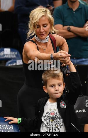 Belgrade, Serbie, 26 octobre 2023. L'ancienne joueuse de basket-ball de l'équipe nationale serbe Milica Dabovic avec son fils React lors du match 2023/2024 de Turkish Airlines Euroleague, Round 5 entre le Partizan Mozzart Bet Belgrade et Crvena Zvezda Meridianbet Belgrade au Stark Arena de Belgrade, Serbie. 26 octobre 2023. Crédit : Nikola Krstic/Alamy Banque D'Images